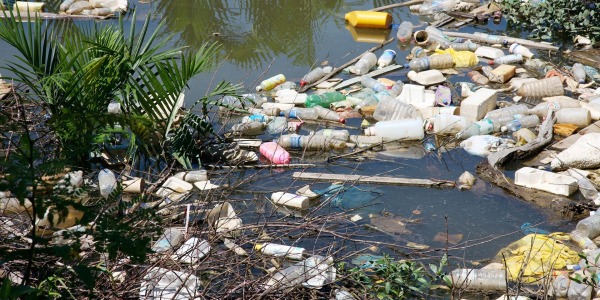 De ce România aruncă 450 de ani în Dunăre cu fiecare sticlă de apă