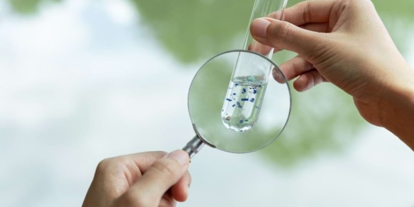 240.000 de particule de plastic. Într-un singur litru de apă din sticlă.